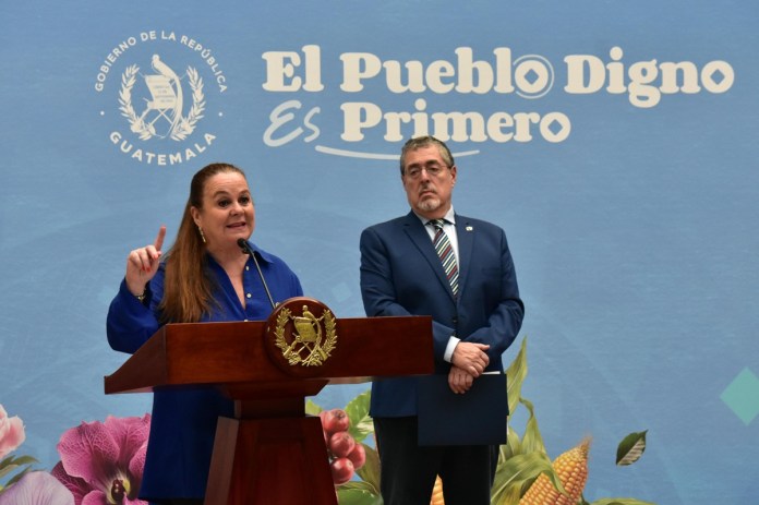 Ministra de educacion Anabella Giracca