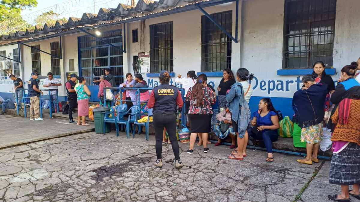 Capturan a mujer cuando visitaba a su padre en la cárcel en Suchitepéquez