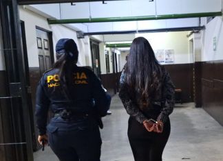 Mujer capturada por realizar disparos al aire con un arma robada. Foto La Hora: PNC