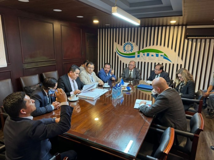 Municipalidad de Quetzaltenango y junta directiva del INDE, Instituto Nacional de Electrificación.