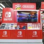 Un hombre camina junto a un expositor de Nintendo Switch en una cadena de tiendas de electrónica en Tokio, el 13 de octubre de 2021. Foto La Hora: AP Archivo.