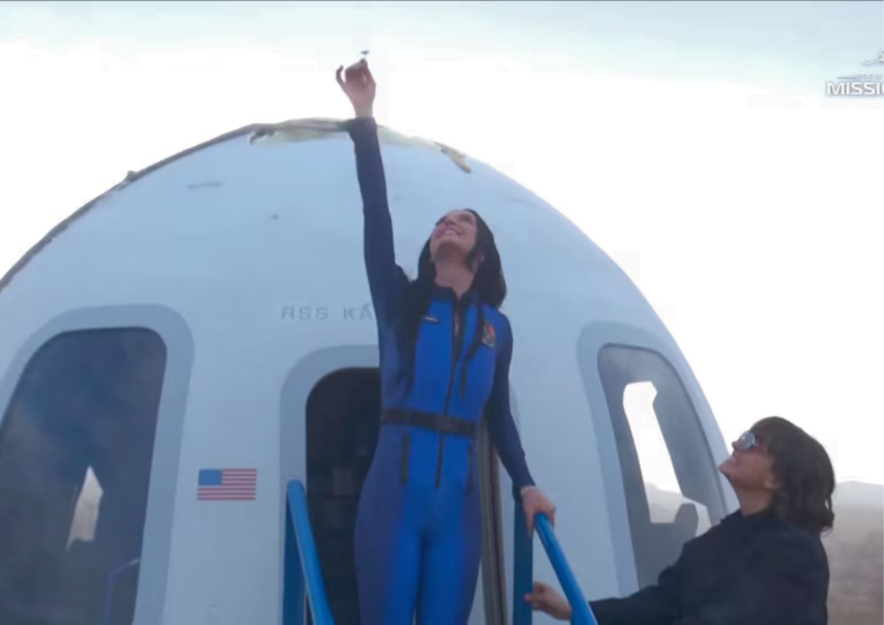 Katy Perry vuelve del espacio entre lágrimas, flores y una postal histórica