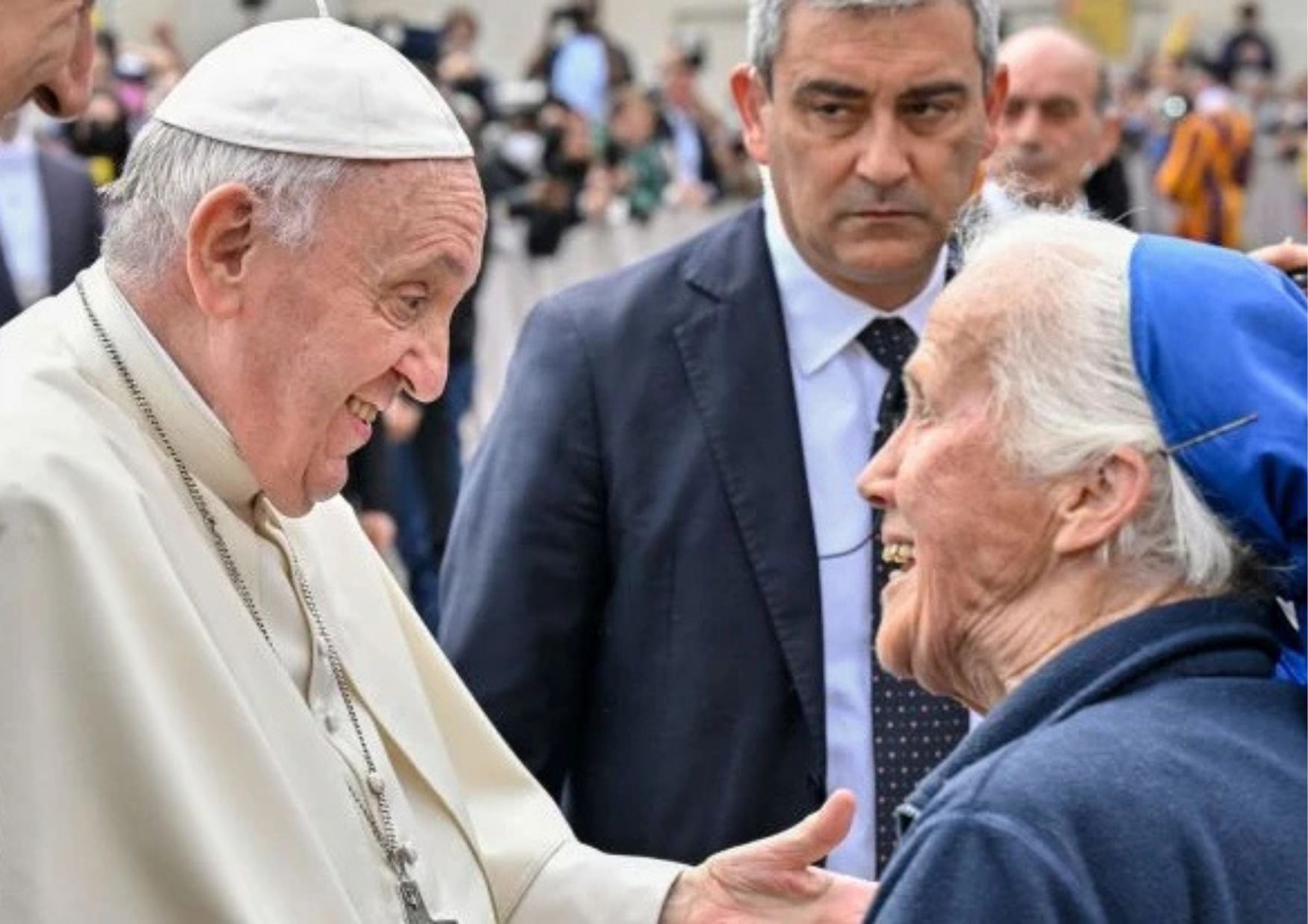 El beso al cielo de Sor Geneviève: la monja que amó al Papa Francisco como a un hermano