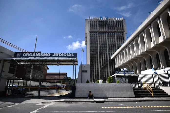 El edificio de la Torre de Tribunales, ubicado en la zona 1 capitalina, es uno de los lugares en donde se tramitan los casos. Foto: La Hora / Diego España.