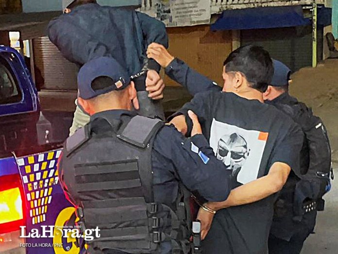 La Policía Nacional Civil (PNC) capturó este viernes a dos presuntos pandilleros del Barrio 18, Foto La Hora: PNC.