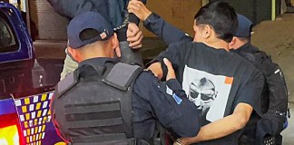 La Policía Nacional Civil (PNC) capturó este viernes a dos presuntos pandilleros del Barrio 18, Foto La Hora: PNC.