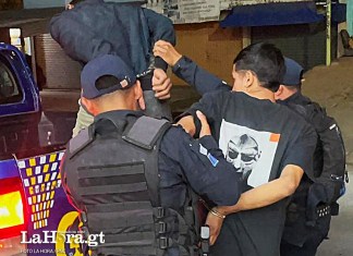 La Policía Nacional Civil (PNC) capturó este viernes a dos presuntos pandilleros del Barrio 18, Foto La Hora: PNC.