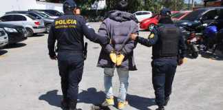 PNC captura a hombre por amenazar a guardia y realizar disparos en zona 4 de Mixco