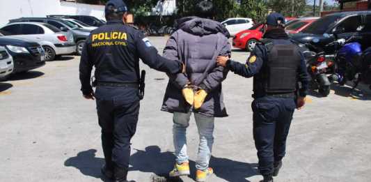 PNC captura a hombre por amenazar a guardia y realizar disparos en zona 4 de Mixco