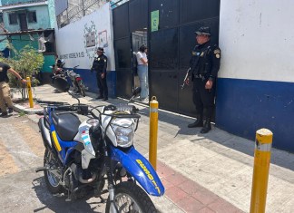 PNC en operativos de seguridad tras alerta de amenzas en Escuela Oficial Urbana Mixta No.150 Asentamiento Roosevelt, zona 6