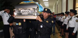 Honra funeraria de agente policial caído en cumplimiento del deber en San Vicente Pacaya. Foto La Hora: PNC