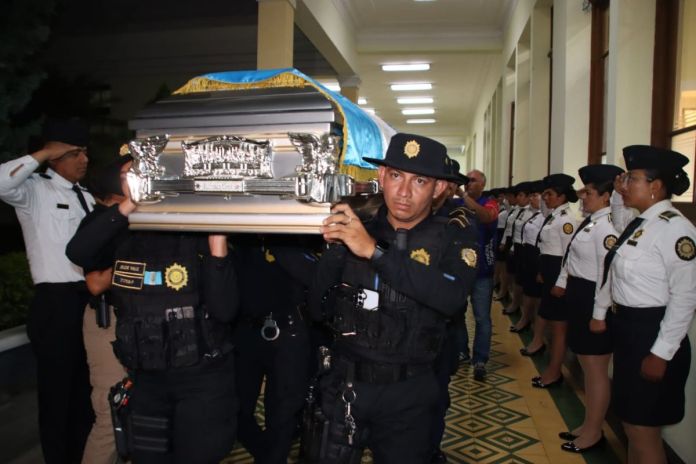 PNC realiza honra fúnebre al agente fallecido tras disturbios en San Vicente Pacaya Honra funeraria de agente policial caído en cumplimiento del deber en San Vicente Pacaya. Foto La Hora: PNC