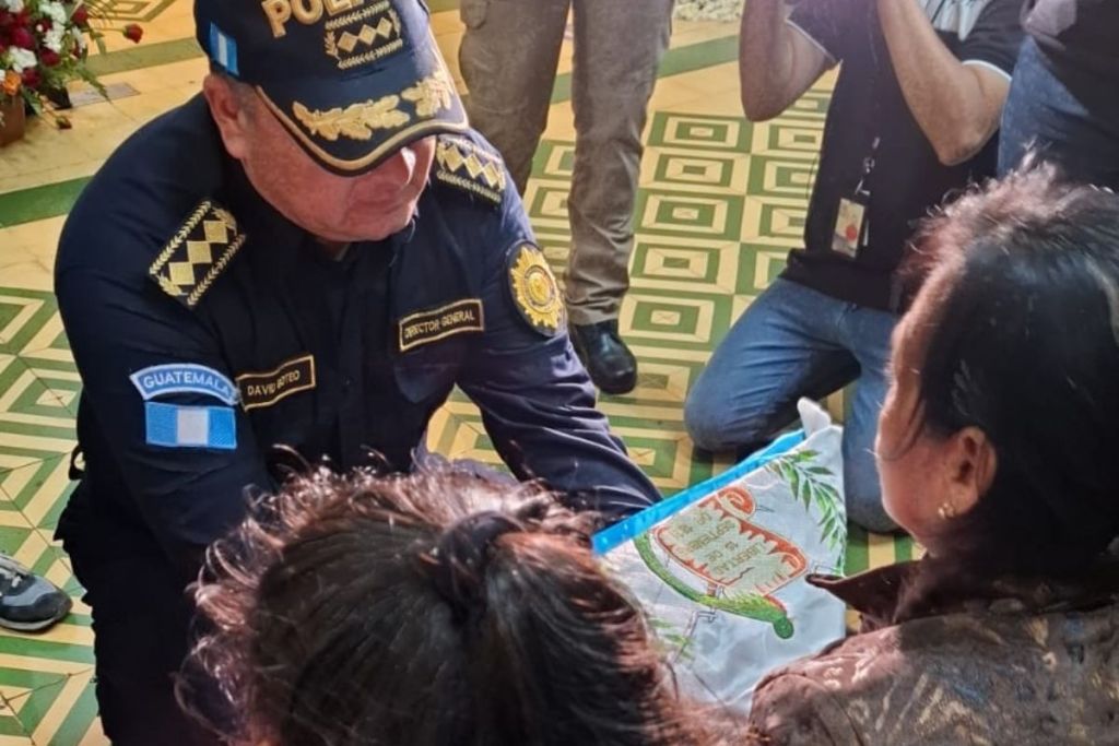 Dirirector General de la PNC, David Estuardo Custodio Boteo, realizando la entrega de la bandera nacional a la familia del agente fallecido. Foto La Hora: PNC