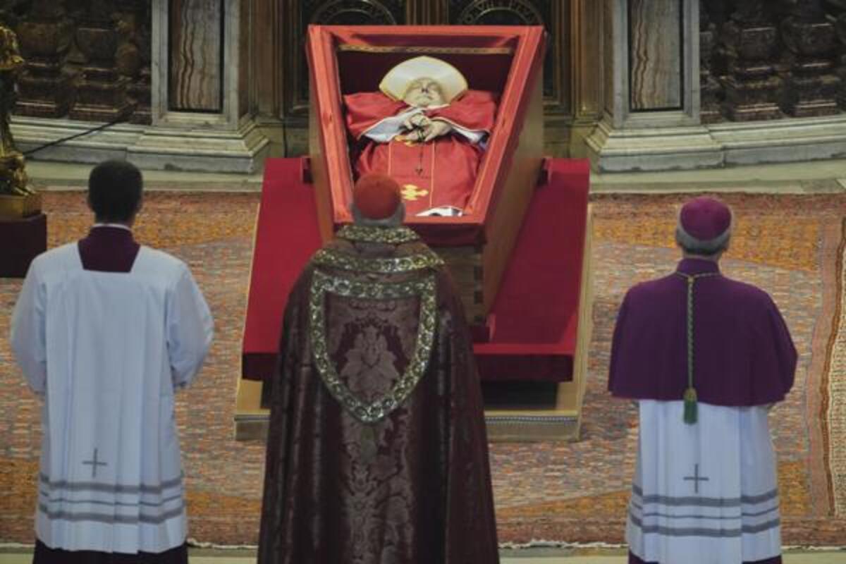 Papa Francisco: Tumba estará en el suelo y en ella se reproducirá su crucifijo pectoral
