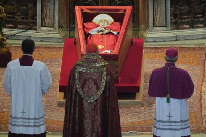 El cardenal camarlengo Kevin Joseph Farrell (c) observa el cuerpo del Papa Francisco en el interior de la Basílica de San Pedro este miércoles, en la Ciudad del Vaticano. Foto La Hora: EFE.
