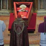 El cardenal camarlengo Kevin Joseph Farrell (c) observa el cuerpo del Papa Francisco en el interior de la Basílica de San Pedro este miércoles, en la Ciudad del Vaticano. Foto La Hora: EFE.