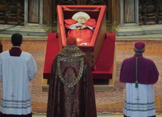 El cardenal camarlengo Kevin Joseph Farrell (c) observa el cuerpo del Papa Francisco en el interior de la Basílica de San Pedro este miércoles, en la Ciudad del Vaticano. Foto La Hora: EFE.