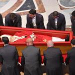 El cuerpo del Papa Francisco es trasladado a la Basílica de San Pedro para su velatorio durante tres días, en la Ciudad del Vaticano,este miércoles. Los fieles y sus allegados podrán presentar sus respetos al líder espiritual, fallecido el 21 de abril de 2025 a los 88 años, hasta su funeral el 26 de abril. Foto La Hora: EFE.