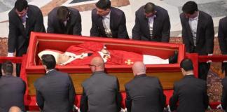 El cuerpo del Papa Francisco es trasladado a la Basílica de San Pedro para su velatorio durante tres días, en la Ciudad del Vaticano,este miércoles. Los fieles y sus allegados podrán presentar sus respetos al líder espiritual, fallecido el 21 de abril de 2025 a los 88 años, hasta su funeral el 26 de abril. Foto La Hora: EFE.