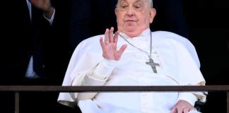 Papa Francisco saluda y bendice a los fieles desde el balcón del hospital Gemelli en Roma, el 23 de marzo de 2025. Foto La Hora: EFE.