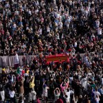 El cortejo fúnebre del papa Francisco pasa entre la multitud en el Vaticano, el miércoles 23 de abril de 2025. Foto La Hora: AP.