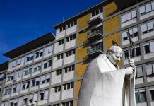La estatua del Papa Juan Pablo II a la entrada del Hospital Gemelli. Foto La Hora: EFE.