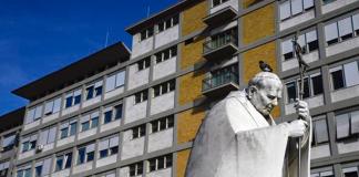 La estatua del Papa Juan Pablo II a la entrada del Hospital Gemelli. Foto La Hora: EFE.