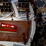 Fieles hacen fila para presentar sus respetos al difunto papa Francisco en la capilla ardiente instalada en la basílica de San Pedro, en el Vaticano, el 23 de abril de 2025. Foto La Hora: AP.