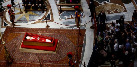 Fieles hacen fila para presentar sus respetos al difunto papa Francisco en la capilla ardiente instalada en la basílica de San Pedro, en el Vaticano, el 23 de abril de 2025. Foto La Hora: AP.