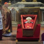El camarlengo del Vaticano, el cardenal Joseph Farrell, quema incienso en torno al cuerpo del papa Francisco, dentro de la basílica de San Pedro en el Vaticano, el miércoles 23 de abril de 2025. Foto La Hora: AP.