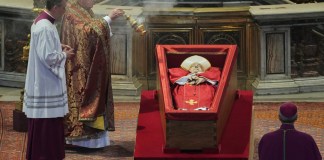 El camarlengo del Vaticano, el cardenal Joseph Farrell, quema incienso en torno al cuerpo del papa Francisco, dentro de la basílica de San Pedro en el Vaticano, el miércoles 23 de abril de 2025. Foto La Hora: AP.