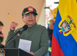 AME5938. PASTO (COLOMBIA), 05/04/2025.- Fotografía cedida por la presidencia de Colombia que muestra al mandatario Gustavo Petro, durante un acto para analizar el Proceso de Paz Territorial en Nariño este sábado, en Pasto (Colombia). Petro aseguró que "no son ciertas" las declaraciones de la secretaria de Seguridad Nacional de Estados Unidos, Kristi Noem, quien afirmó que durante su visita de la semana pasada a Bogotá el mandatario le manifestó que algunos miembros del Tren de Aragua son sus "amigos". EFE/ Presidencia de Colombia /SOLO USO EDITORIAL NO VENTAS/SOLO DISPONIBLE PARA ILUSTRAR LA NOTICIA QUE ACOMPAÑA (CRÉDITO OBLIGATORIO)