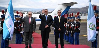 Presidente Bernardo Arévalo y canciller Carlos Ramiro Martínez en su recibimiento de la IX Cumbre de la CELAC por el designado presidencial de Honduras, Renato Florentino.