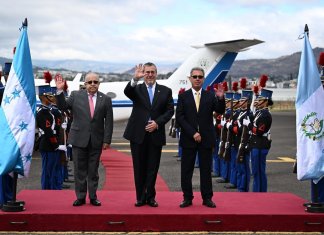 Presidente Bernardo Arévalo y canciller Carlos Ramiro Martínez en su recibimiento de la IX Cumbre de la CELAC por el designado presidencial de Honduras, Renato Florentino.