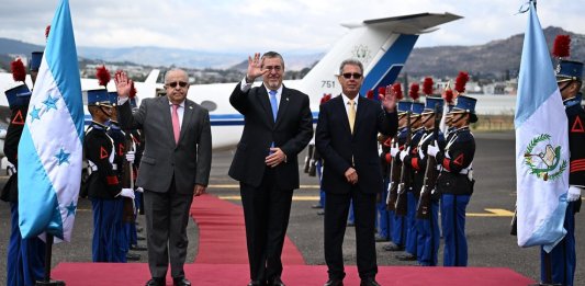 Presidente Bernardo Arévalo y canciller Carlos Ramiro Martínez en su recibimiento de la IX Cumbre de la CELAC por el designado presidencial de Honduras, Renato Florentino.