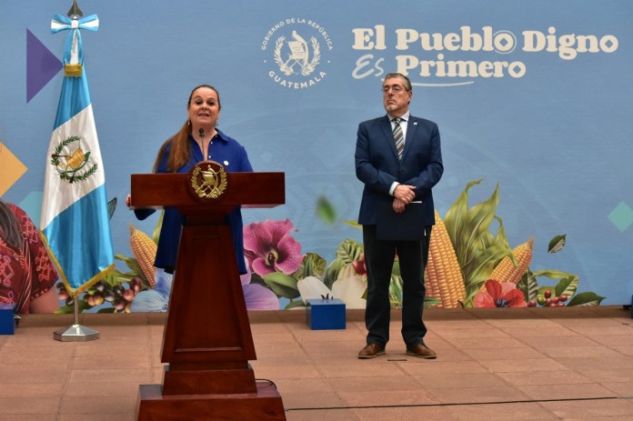 Presidente Bernardo Arévalo y Ministra de educación, Anabella Giracca