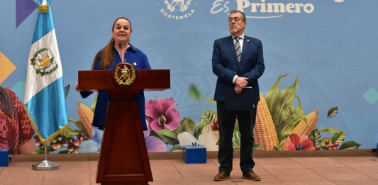 Presidente Bernardo Arévalo y Ministra de educación, Anabella Giracca