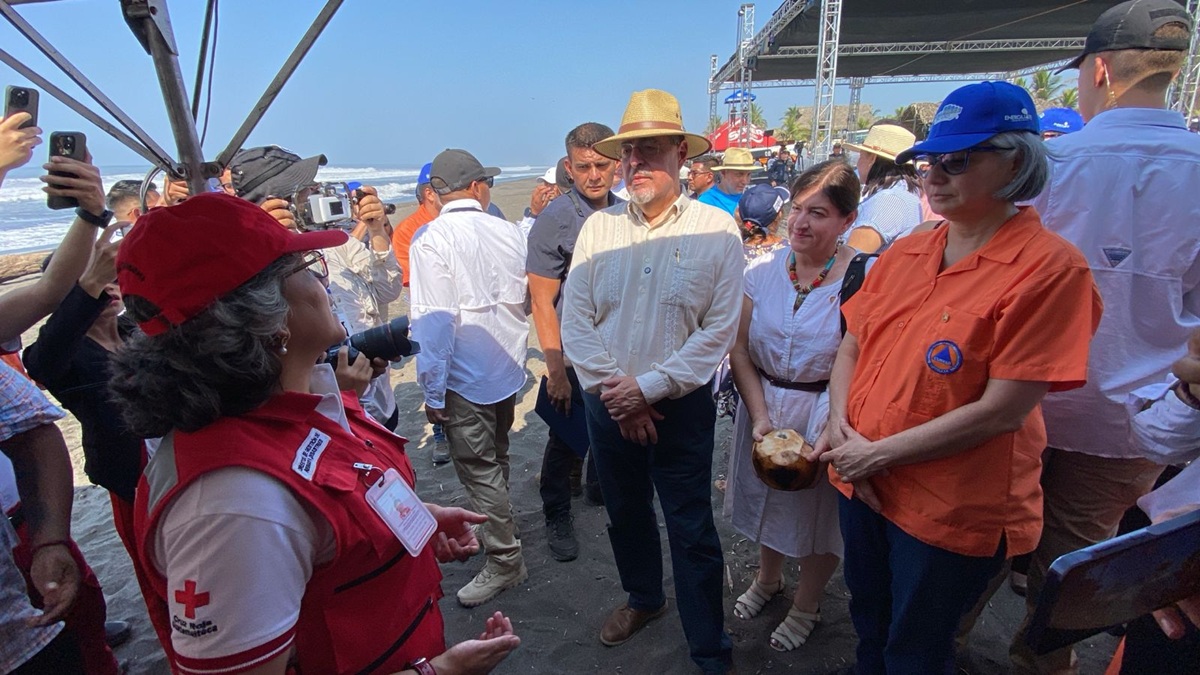 Presidente de la República, Bernardo Arévalo, ministra de Cultura y Deporte, Liwy Grazioso, y secretaria Ejecutiva de CONRED, Claudinne Ogaldes