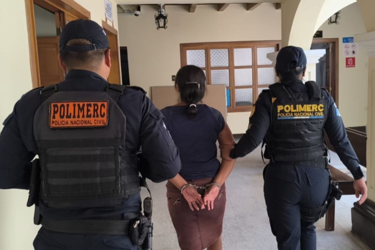 PNC: mujer que presuntamente estafaba a sus víctimas con terrenos es capturada en Antigua Guatemala