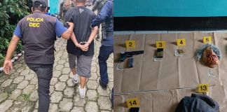 Presunto miembro del barrio 18 y arma localizada en allanamiento en Quetzaltenango. Foto La Hora: PNC