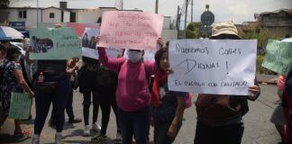 Tras dos horas de mantener un bloqueo frente a las instalaciones de CAMINOS en la zona 13, los manifestantes se retiraron abordando nuevamente en buses extraurbanos.