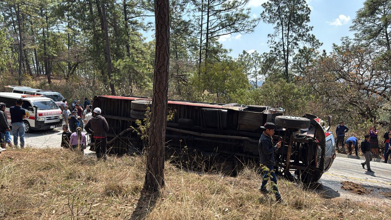 Al menos 17 personas resultaron heridas luego de que bus extraurbano volcara en la ruta Interamericana