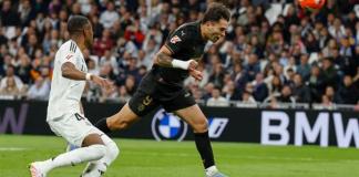 El jugador del Valencia Hugo Duro marca de cabeza durante el partido de LaLiga disputado este sábado en el estadio Santiago Bernabéu. Foto La Hora: EFE.