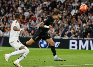 El jugador del Valencia Hugo Duro marca de cabeza durante el partido de LaLiga disputado este sábado en el estadio Santiago Bernabéu. Foto La Hora: EFE.