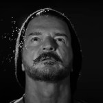 Ricardo Arjona lanza su nuevo videoclip "70%" como parte de su Álbum "Seco"
