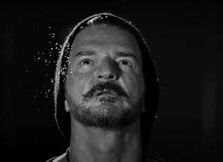 Ricardo Arjona lanza su nuevo videoclip "70%" como parte de su Álbum "Seco"