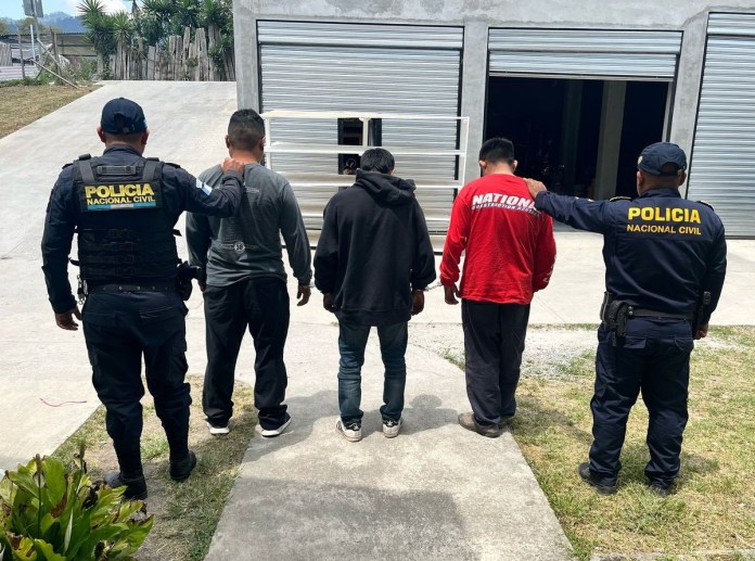 Agentes de la Policía Nacional Civil (PNC), capturaron a tres presuntos robamotos integrantes de la pandilla 