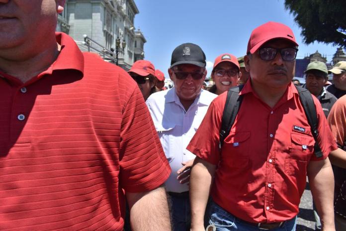 Rodrigo Hernández Boche, líder del STEG en Sacatepéquez, junto con Joviel Acevedo. Foto La Hora: Daniel Ramírez.