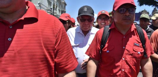 Rodrigo Hernández Boche, líder del STEG en Sacatepéquez, junto con Joviel Acevedo. Foto La Hora: Daniel Ramírez.