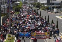 Cientos de personas pertenecientes al Sindicato de Maestros, liderado por Joviel Acevedo, avanzan sobre la 7 avenida. Foto La Hora: José Orozco